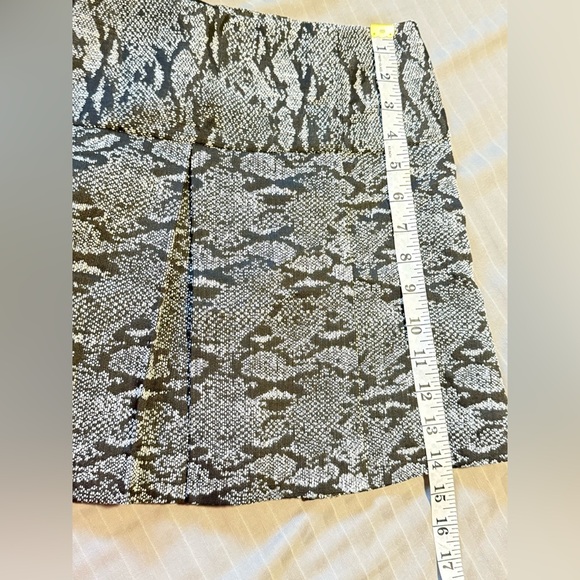 Walter Baker Black and White Patterned Skirt Size 6 - Picture 5 of 7